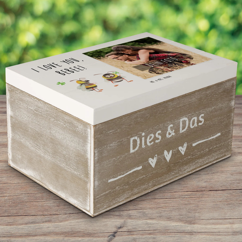 Personalisierte Foto Holzkiste Bienen Paar Personalisierte Foto Holzkiste, Liebe, Partner, Freund, Freundin, Ehemann, Ehefrau, Heiraten, Verlobung, Heiratsantrag, Liebesgeschenk, Jahrestag, Hocheitstag, Valentinstag, Geschenk für Frauen, Hochzeitstag, Mitbringsel, Geschenk für Freundin, Geschenk für Partner, Liebesbeweis, für Männer, für Ehemann, Schildkröten, verliebte Schildkröten