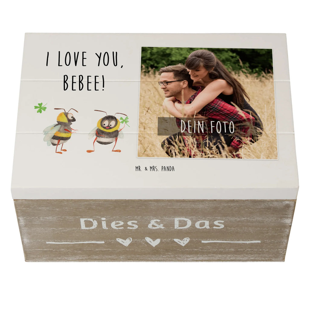 Personalisierte Foto Holzkiste Bienen Paar Personalisierte Foto Holzkiste, Liebe, Partner, Freund, Freundin, Ehemann, Ehefrau, Heiraten, Verlobung, Heiratsantrag, Liebesgeschenk, Jahrestag, Hocheitstag, Valentinstag, Geschenk für Frauen, Hochzeitstag, Mitbringsel, Geschenk für Freundin, Geschenk für Partner, Liebesbeweis, für Männer, für Ehemann, Schildkröten, verliebte Schildkröten