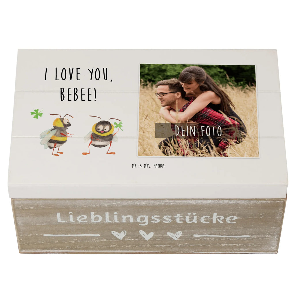 Personalisierte Foto Holzkiste Bienen Paar Personalisierte Foto Holzkiste, Liebe, Partner, Freund, Freundin, Ehemann, Ehefrau, Heiraten, Verlobung, Heiratsantrag, Liebesgeschenk, Jahrestag, Hocheitstag, Valentinstag, Geschenk für Frauen, Hochzeitstag, Mitbringsel, Geschenk für Freundin, Geschenk für Partner, Liebesbeweis, für Männer, für Ehemann, Schildkröten, verliebte Schildkröten