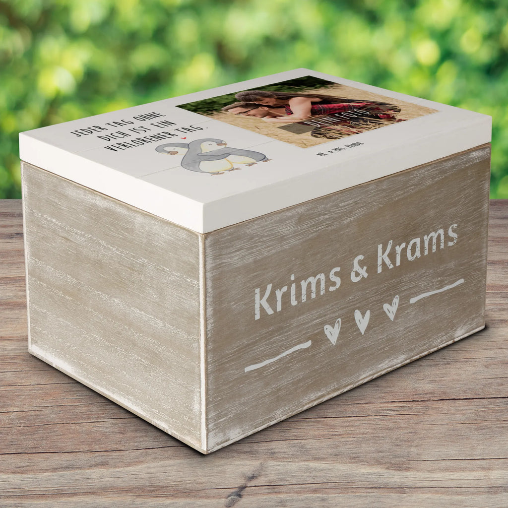 Personalisierte Foto Holzkiste Pinguine Kuscheln Personalisierte Foto Holzkiste, Liebe, Partner, Freund, Freundin, Ehemann, Ehefrau, Heiraten, Verlobung, Heiratsantrag, Liebesgeschenk, Jahrestag, Hocheitstag, Valentinstag, Geschenk für Frauen, Hochzeitstag, Mitbringsel, Geschenk für Freundin, Geschenk für Partner, Liebesbeweis, für Männer, für Ehemann