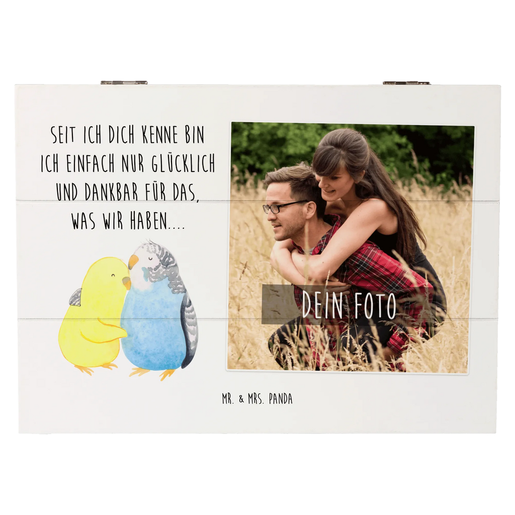 Personalisierte Foto Holzkiste Wellensittich Liebe Personalisierte Foto Holzkiste, Liebe, Partner, Freund, Freundin, Ehemann, Ehefrau, Heiraten, Verlobung, Heiratsantrag, Liebesgeschenk, Jahrestag, Hocheitstag, Vögel, Wellensittich, Nähe, Kuscheln, Vertrauen