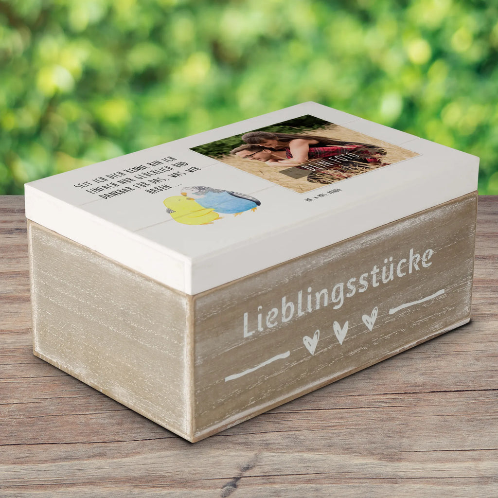 Personalisierte Foto Holzkiste Wellensittich Liebe Personalisierte Foto Holzkiste, Liebe, Partner, Freund, Freundin, Ehemann, Ehefrau, Heiraten, Verlobung, Heiratsantrag, Liebesgeschenk, Jahrestag, Hocheitstag, Vögel, Wellensittich, Nähe, Kuscheln, Vertrauen