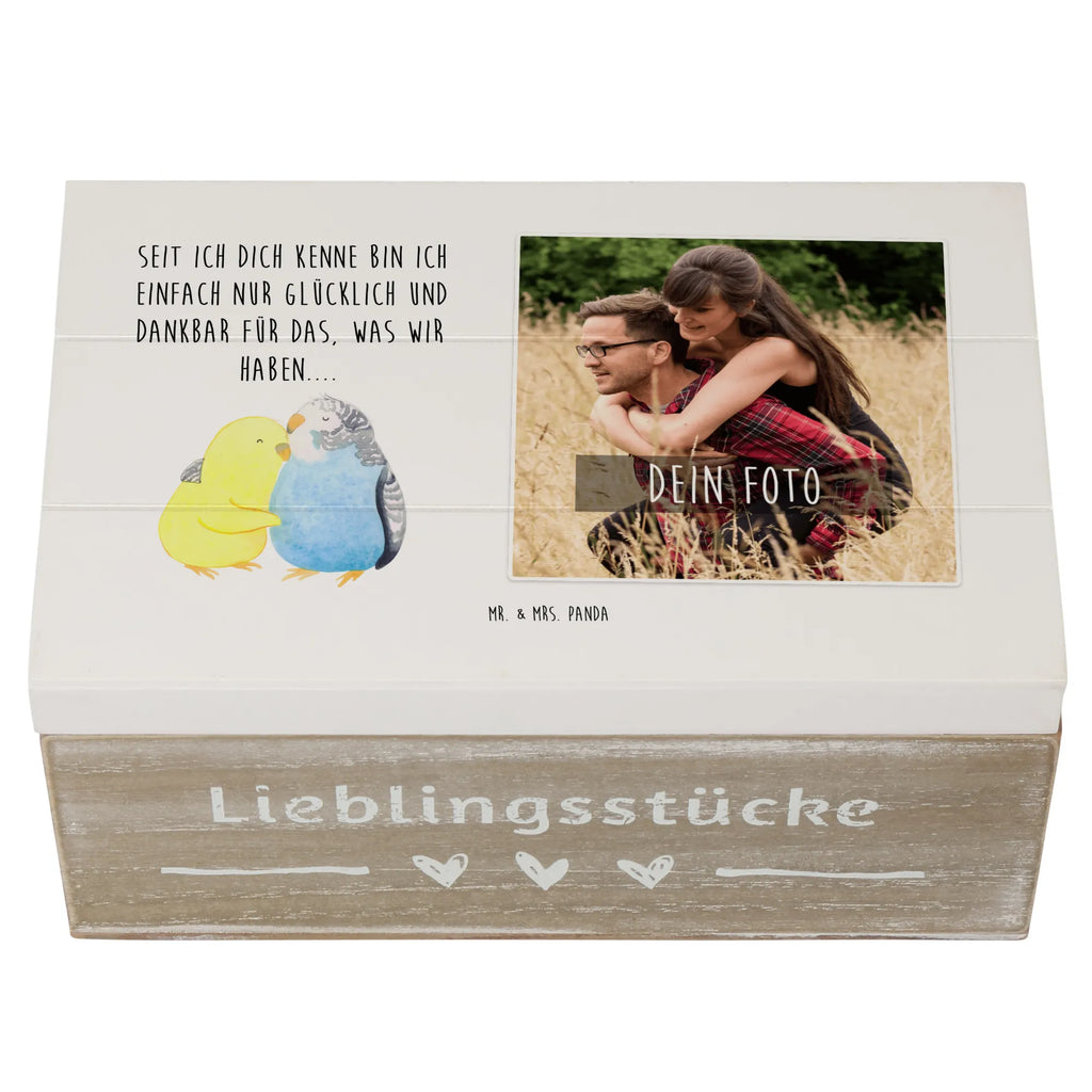 Personalisierte Foto Holzkiste Wellensittich Liebe Personalisierte Foto Holzkiste, Liebe, Partner, Freund, Freundin, Ehemann, Ehefrau, Heiraten, Verlobung, Heiratsantrag, Liebesgeschenk, Jahrestag, Hocheitstag, Vögel, Wellensittich, Nähe, Kuscheln, Vertrauen