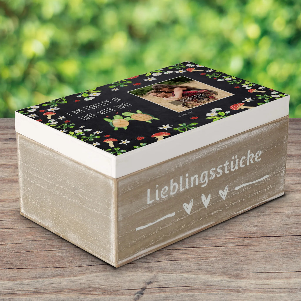 Personalisierte Foto Holzkiste Schildkröten Paar Personalisierte Foto Holzkiste, Liebe, Partner, Freund, Freundin, Ehemann, Ehefrau, Heiraten, Verlobung, Heiratsantrag, Liebesgeschenk, Jahrestag, Hocheitstag, Valentinstag, Geschenk für Frauen, Hochzeitstag, Mitbringsel, Geschenk für Freundin, Geschenk für Partner, Liebesbeweis, für Männer, für Ehemann