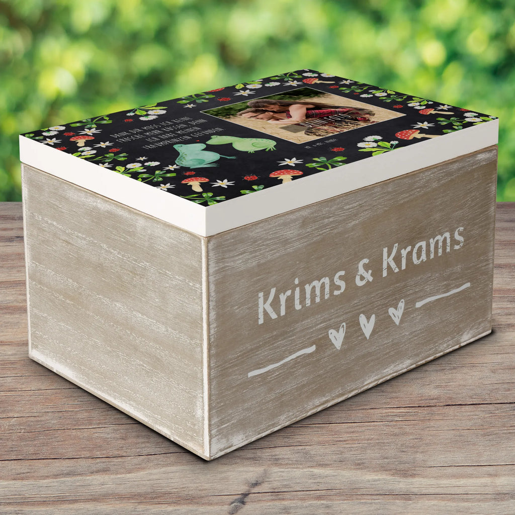 Personalisierte Foto Holzkiste Frosch Liebe Personalisierte Foto Holzkiste, Liebe, Partner, Freund, Freundin, Ehemann, Ehefrau, Heiraten, Verlobung, Heiratsantrag, Liebesgeschenk, Jahrestag, Hocheitstag, Verliebt, Verlobt, Verheiratet, Geschenk Freundin, Geschenk Freund, Liebesbeweis, Hochzeitstag, Geschenk Hochzeit, Frosch, Frösche, Froschkönig, Fröschchen