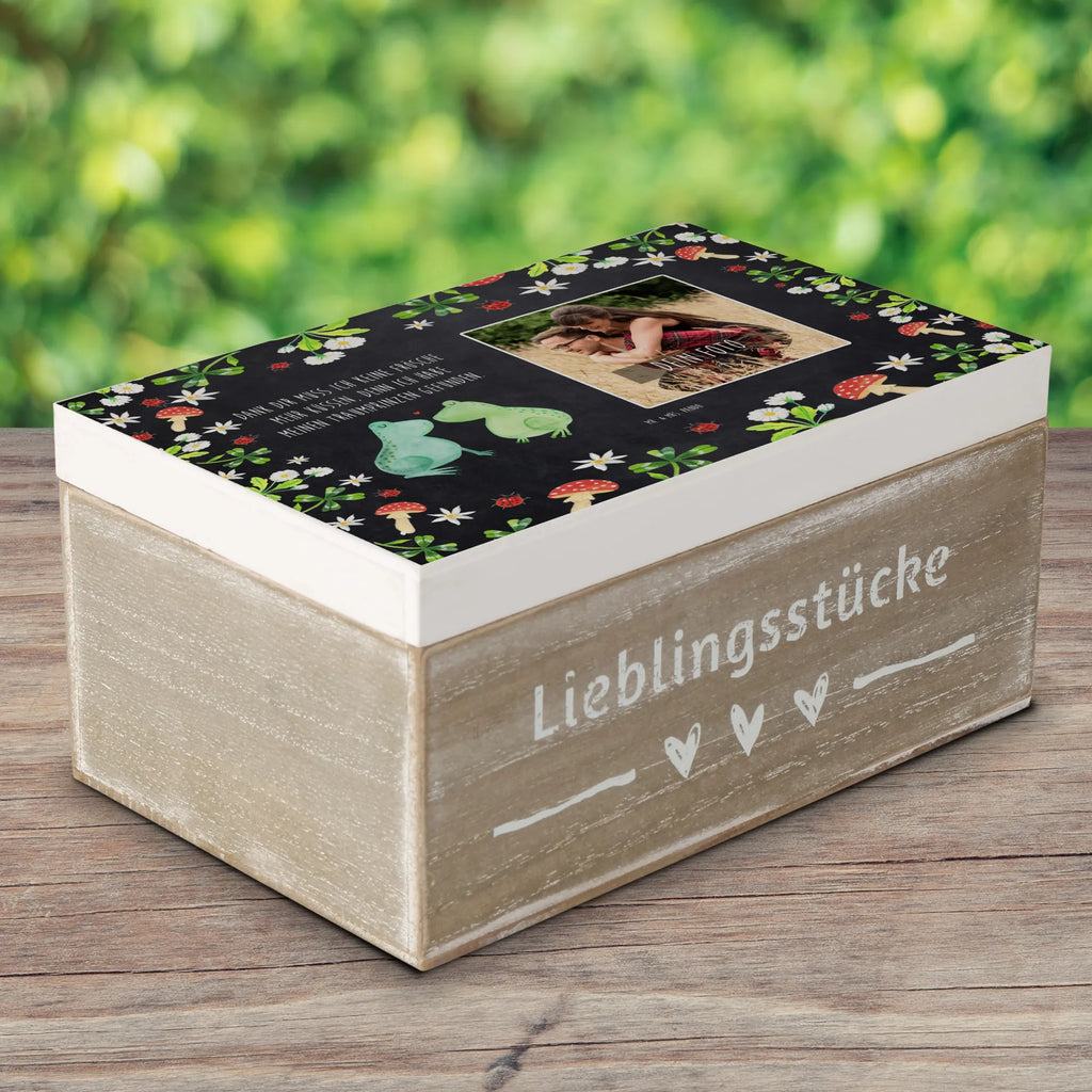 Personalisierte Foto Holzkiste Frosch Liebe Personalisierte Foto Holzkiste, Liebe, Partner, Freund, Freundin, Ehemann, Ehefrau, Heiraten, Verlobung, Heiratsantrag, Liebesgeschenk, Jahrestag, Hocheitstag, Verliebt, Verlobt, Verheiratet, Geschenk Freundin, Geschenk Freund, Liebesbeweis, Hochzeitstag, Geschenk Hochzeit, Frosch, Frösche, Froschkönig, Fröschchen