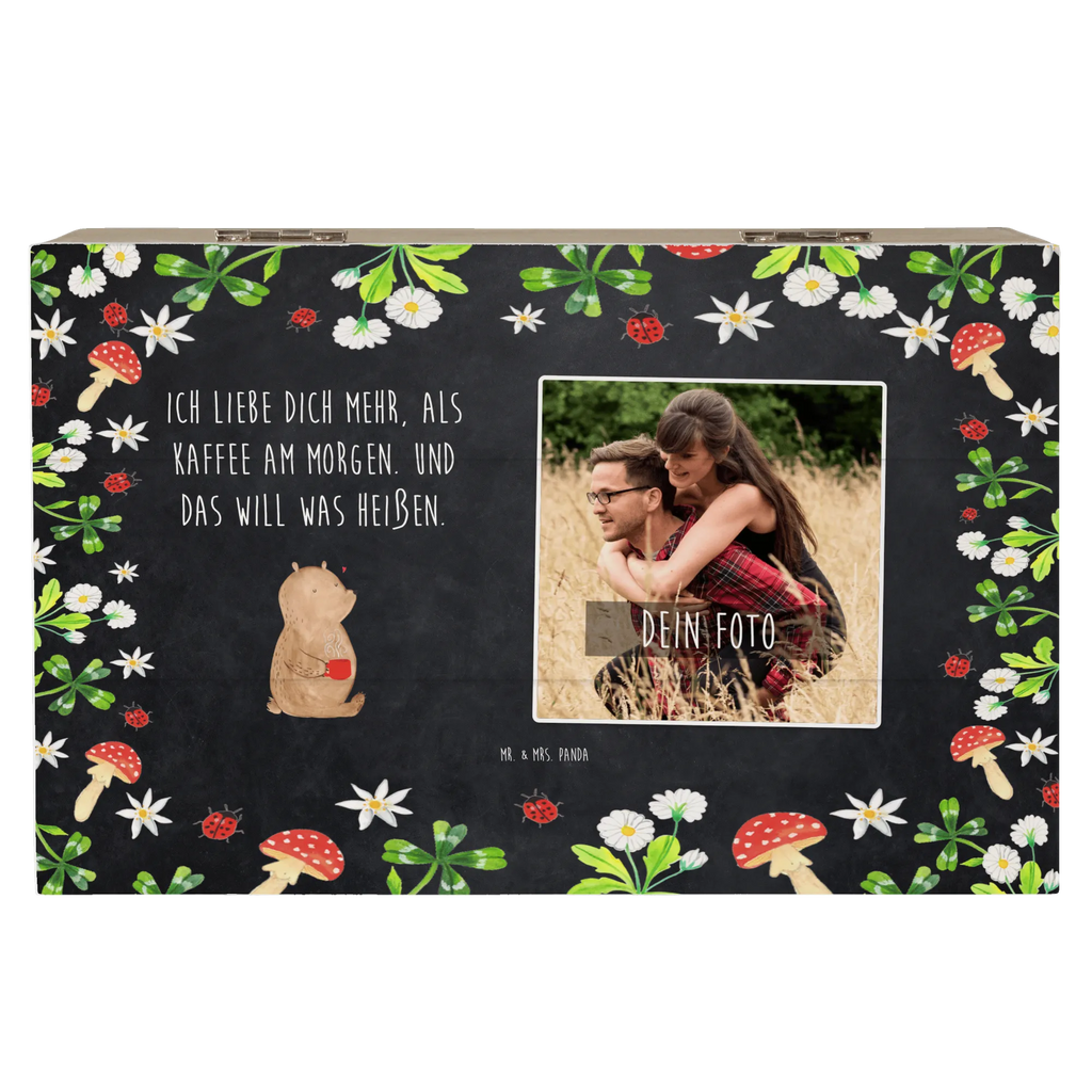 Personalisierte Foto Holzkiste Bär Morgenkaffee Personalisierte Foto Holzkiste, Liebe, Partner, Freund, Freundin, Ehemann, Ehefrau, Heiraten, Verlobung, Heiratsantrag, Liebesgeschenk, Jahrestag, Hocheitstag, Valentinstag, Geschenk für Frauen, Hochzeitstag, Mitbringsel, Geschenk für Freundin, Geschenk für Partner, Liebesbeweis, für Männer, für Ehemann