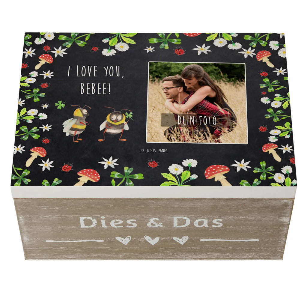 Personalisierte Foto Holzkiste Bienen Paar Personalisierte Foto Holzkiste, Liebe, Partner, Freund, Freundin, Ehemann, Ehefrau, Heiraten, Verlobung, Heiratsantrag, Liebesgeschenk, Jahrestag, Hocheitstag, Valentinstag, Geschenk für Frauen, Hochzeitstag, Mitbringsel, Geschenk für Freundin, Geschenk für Partner, Liebesbeweis, für Männer, für Ehemann, Schildkröten, verliebte Schildkröten