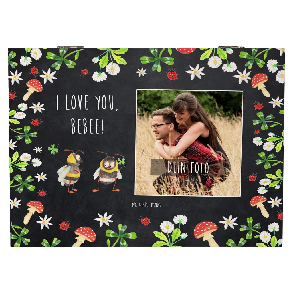 Personalisierte Foto Holzkiste Bienen Paar Personalisierte Foto Holzkiste, Liebe, Partner, Freund, Freundin, Ehemann, Ehefrau, Heiraten, Verlobung, Heiratsantrag, Liebesgeschenk, Jahrestag, Hocheitstag, Valentinstag, Geschenk für Frauen, Hochzeitstag, Mitbringsel, Geschenk für Freundin, Geschenk für Partner, Liebesbeweis, für Männer, für Ehemann, Schildkröten, verliebte Schildkröten