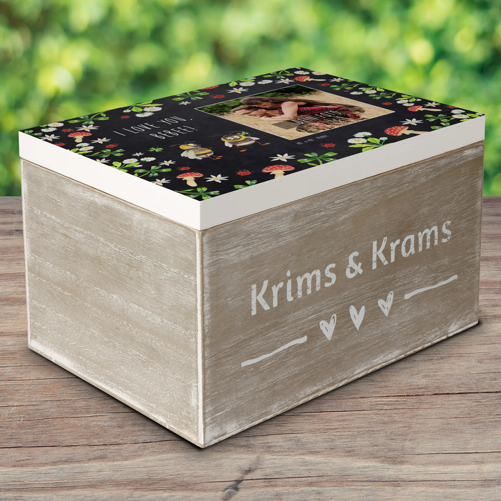 Personalisierte Foto Holzkiste Bienen Paar Personalisierte Foto Holzkiste, Liebe, Partner, Freund, Freundin, Ehemann, Ehefrau, Heiraten, Verlobung, Heiratsantrag, Liebesgeschenk, Jahrestag, Hocheitstag, Valentinstag, Geschenk für Frauen, Hochzeitstag, Mitbringsel, Geschenk für Freundin, Geschenk für Partner, Liebesbeweis, für Männer, für Ehemann, Schildkröten, verliebte Schildkröten