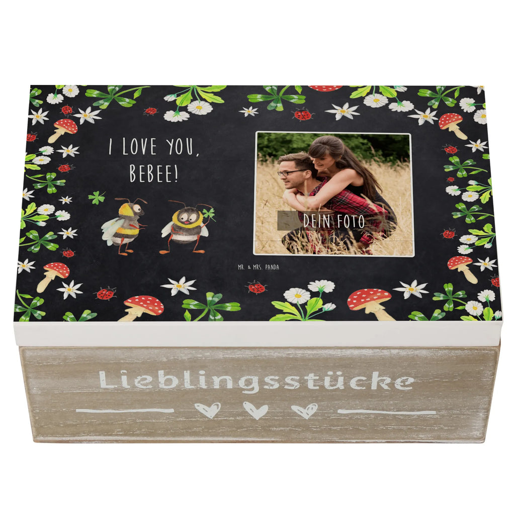 Personalisierte Foto Holzkiste Bienen Paar Personalisierte Foto Holzkiste, Liebe, Partner, Freund, Freundin, Ehemann, Ehefrau, Heiraten, Verlobung, Heiratsantrag, Liebesgeschenk, Jahrestag, Hocheitstag, Valentinstag, Geschenk für Frauen, Hochzeitstag, Mitbringsel, Geschenk für Freundin, Geschenk für Partner, Liebesbeweis, für Männer, für Ehemann, Schildkröten, verliebte Schildkröten