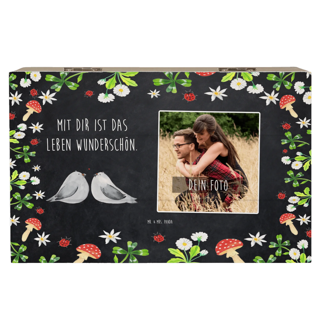 Personalisierte Foto Holzkiste Turteltauben Liebe Personalisierte Foto Holzkiste, Liebe, Partner, Freund, Freundin, Ehemann, Ehefrau, Heiraten, Verlobung, Heiratsantrag, Liebesgeschenk, Jahrestag, Hocheitstag, Turteltauben, Turteltäubchen, Tauben, Verliebt, Verlobt, Verheiratet, Geschenk Freundin, Geschenk Freund, Liebesbeweis, Hochzeitstag, Geschenk Hochzeit