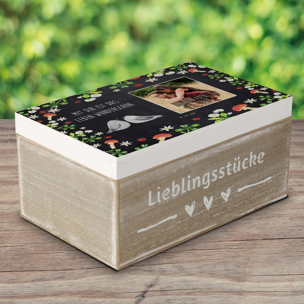 Personalisierte Foto Holzkiste Turteltauben Liebe Personalisierte Foto Holzkiste, Liebe, Partner, Freund, Freundin, Ehemann, Ehefrau, Heiraten, Verlobung, Heiratsantrag, Liebesgeschenk, Jahrestag, Hocheitstag, Turteltauben, Turteltäubchen, Tauben, Verliebt, Verlobt, Verheiratet, Geschenk Freundin, Geschenk Freund, Liebesbeweis, Hochzeitstag, Geschenk Hochzeit