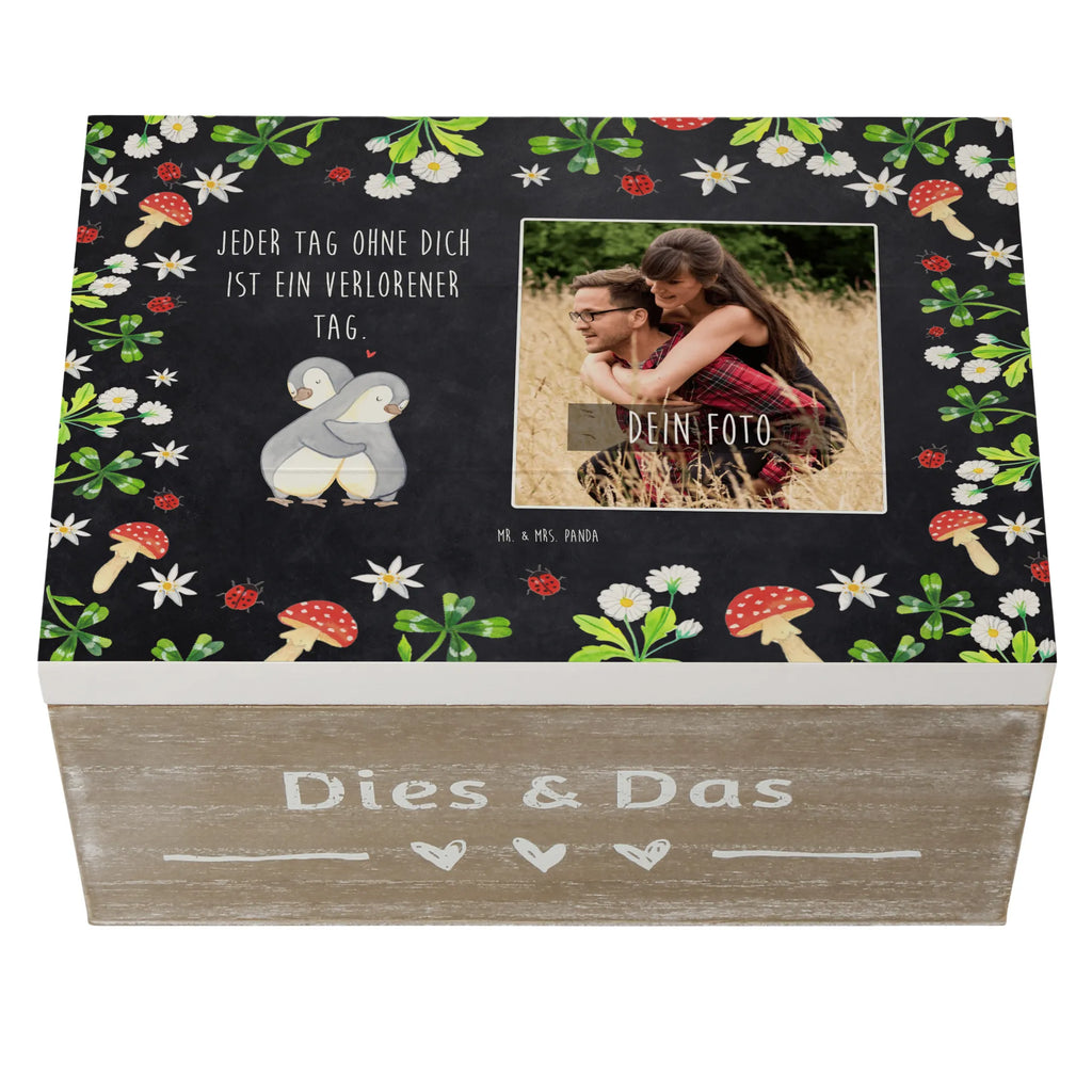 Personalisierte Foto Holzkiste Pinguine Kuscheln Personalisierte Foto Holzkiste, Liebe, Partner, Freund, Freundin, Ehemann, Ehefrau, Heiraten, Verlobung, Heiratsantrag, Liebesgeschenk, Jahrestag, Hocheitstag, Valentinstag, Geschenk für Frauen, Hochzeitstag, Mitbringsel, Geschenk für Freundin, Geschenk für Partner, Liebesbeweis, für Männer, für Ehemann