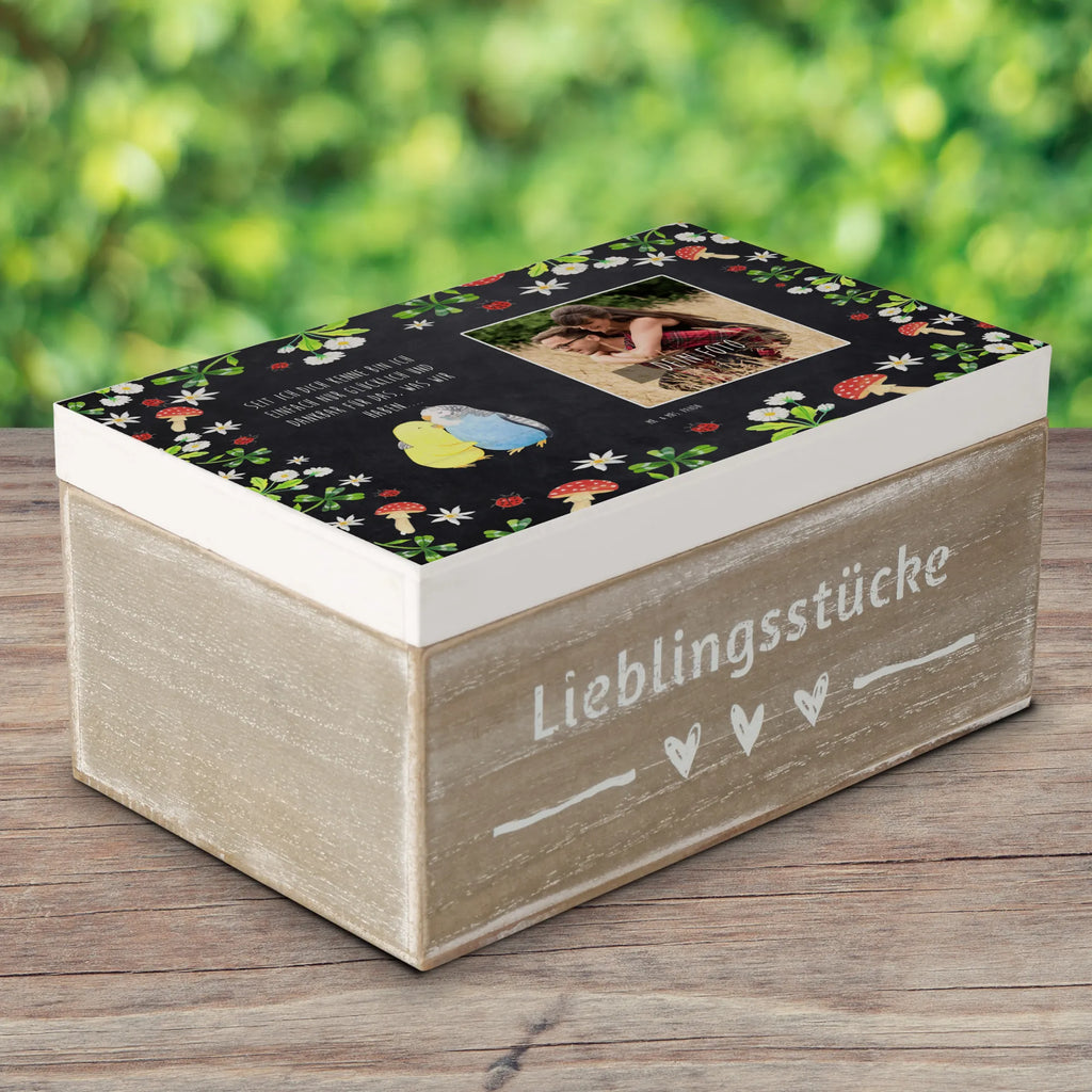 Personalisierte Foto Holzkiste Wellensittich Liebe Personalisierte Foto Holzkiste, Liebe, Partner, Freund, Freundin, Ehemann, Ehefrau, Heiraten, Verlobung, Heiratsantrag, Liebesgeschenk, Jahrestag, Hocheitstag, Vögel, Wellensittich, Nähe, Kuscheln, Vertrauen