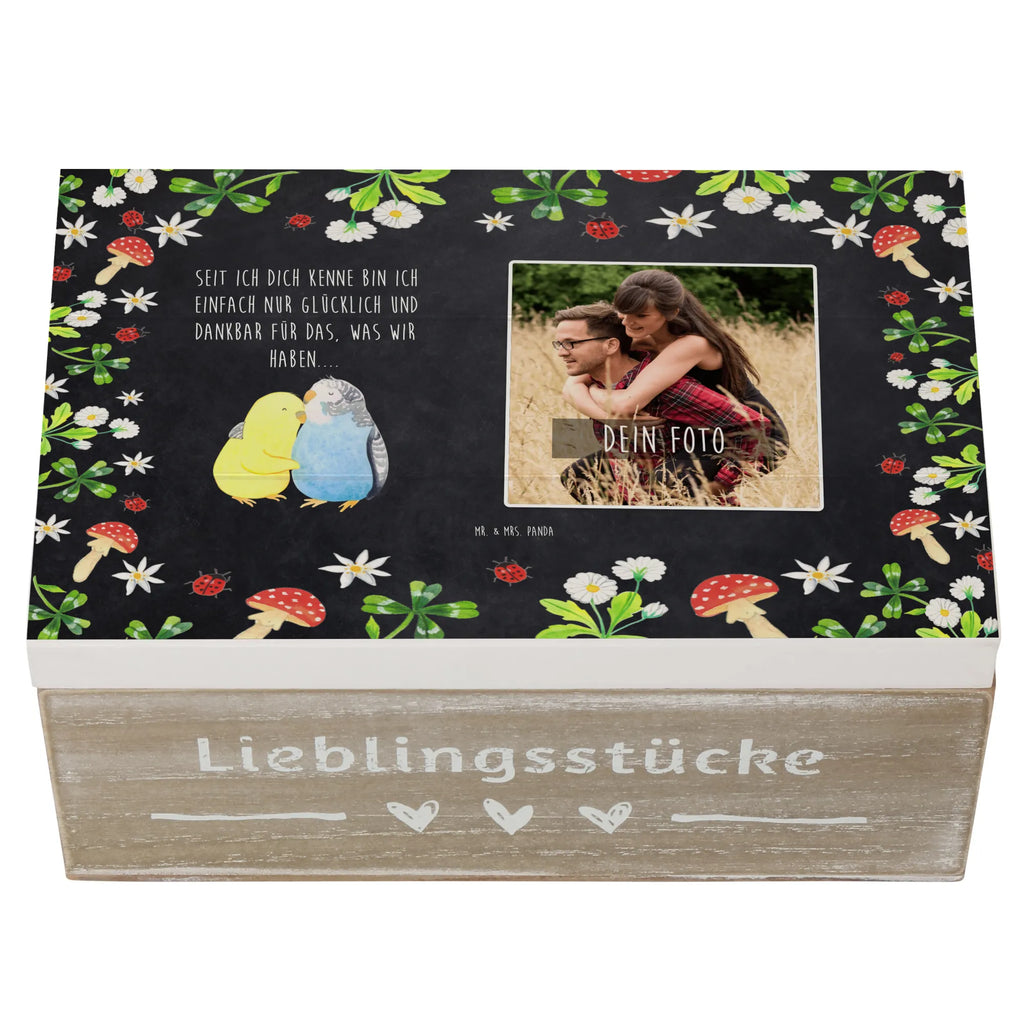 Personalisierte Foto Holzkiste Wellensittich Liebe Personalisierte Foto Holzkiste, Liebe, Partner, Freund, Freundin, Ehemann, Ehefrau, Heiraten, Verlobung, Heiratsantrag, Liebesgeschenk, Jahrestag, Hocheitstag, Vögel, Wellensittich, Nähe, Kuscheln, Vertrauen