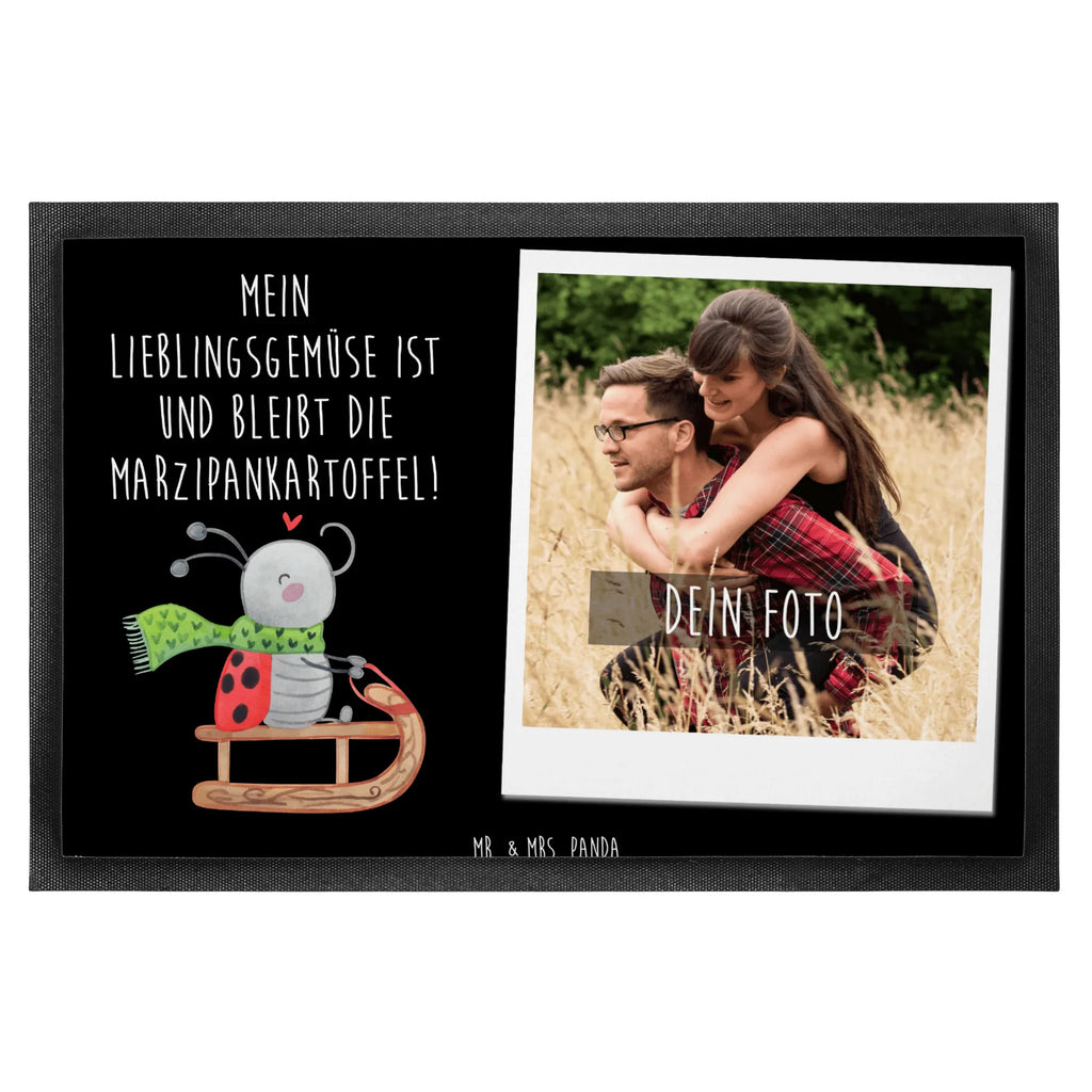 Personalisierte Foto Fußmatte Smörle Rodeln Personalisierte Foto Fußmatte, Winter, Weihnachten, Weihnachtsdeko, Nikolaus, Advent, Heiligabend, Wintermotiv, Schlittenfahren, Smörle, Marzipan