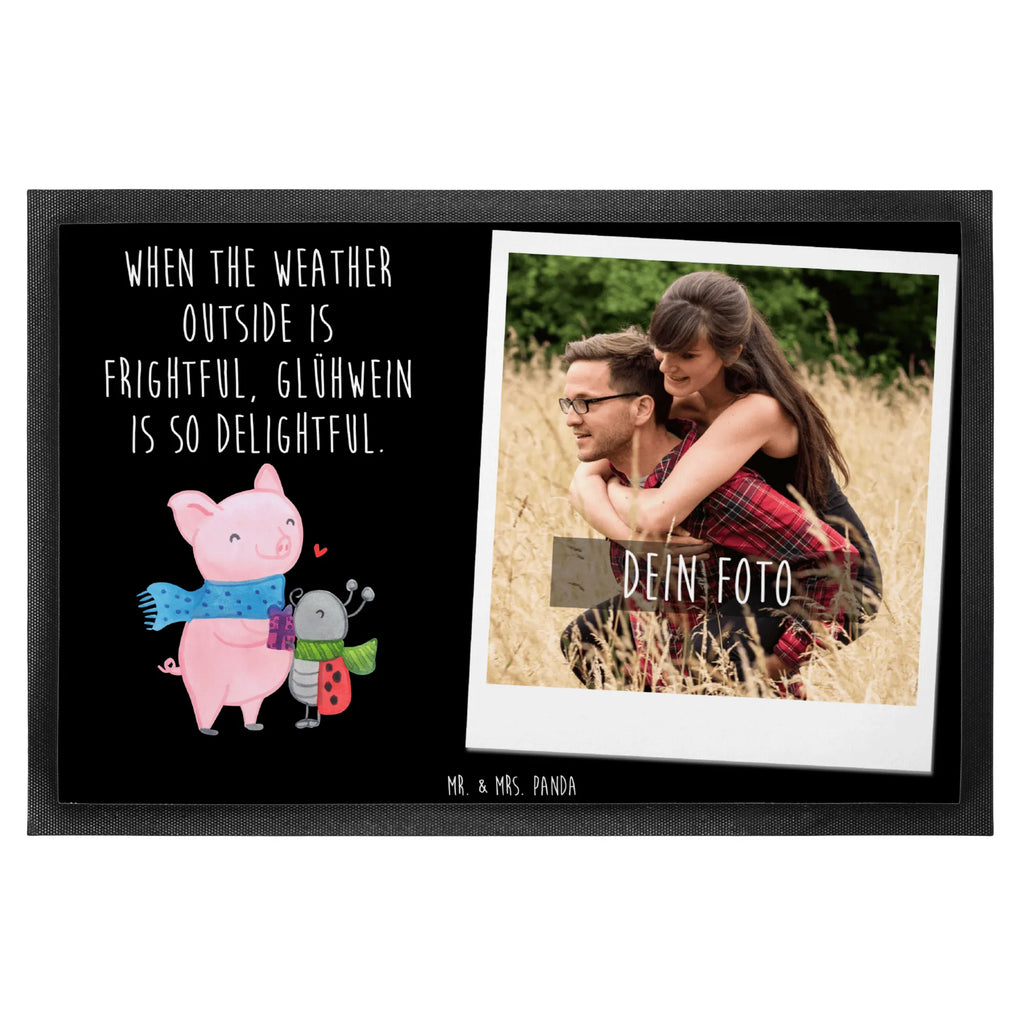 Personalisierte Foto Fußmatte Glühschwein Smörle Personalisierte Foto Fußmatte, Winter, Weihnachten, Weihnachtsdeko, Nikolaus, Advent, Heiligabend, Wintermotiv, Handgezeichnetes Glühschwein, Kreatives Glühschwein Design, Winterlicher Glühwein Spruch, Glühwein Liebhaber Geschenk, Herzliches Marienkäfer Motiv, Marienkäfer in Winterkleidung, Glühwein ist köstlich Spruch, Smörle der stolze Marienkäfer, Süßer Marienkäfer gibt Geschenk, Romantische Geschenkidee Glühwein