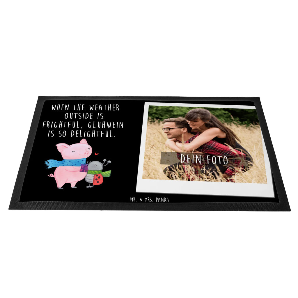 Personalisierte Foto Fußmatte Glühschwein Smörle Personalisierte Foto Fußmatte, Winter, Weihnachten, Weihnachtsdeko, Nikolaus, Advent, Heiligabend, Wintermotiv, Handgezeichnetes Glühschwein, Kreatives Glühschwein Design, Winterlicher Glühwein Spruch, Glühwein Liebhaber Geschenk, Herzliches Marienkäfer Motiv, Marienkäfer in Winterkleidung, Glühwein ist köstlich Spruch, Smörle der stolze Marienkäfer, Süßer Marienkäfer gibt Geschenk, Romantische Geschenkidee Glühwein