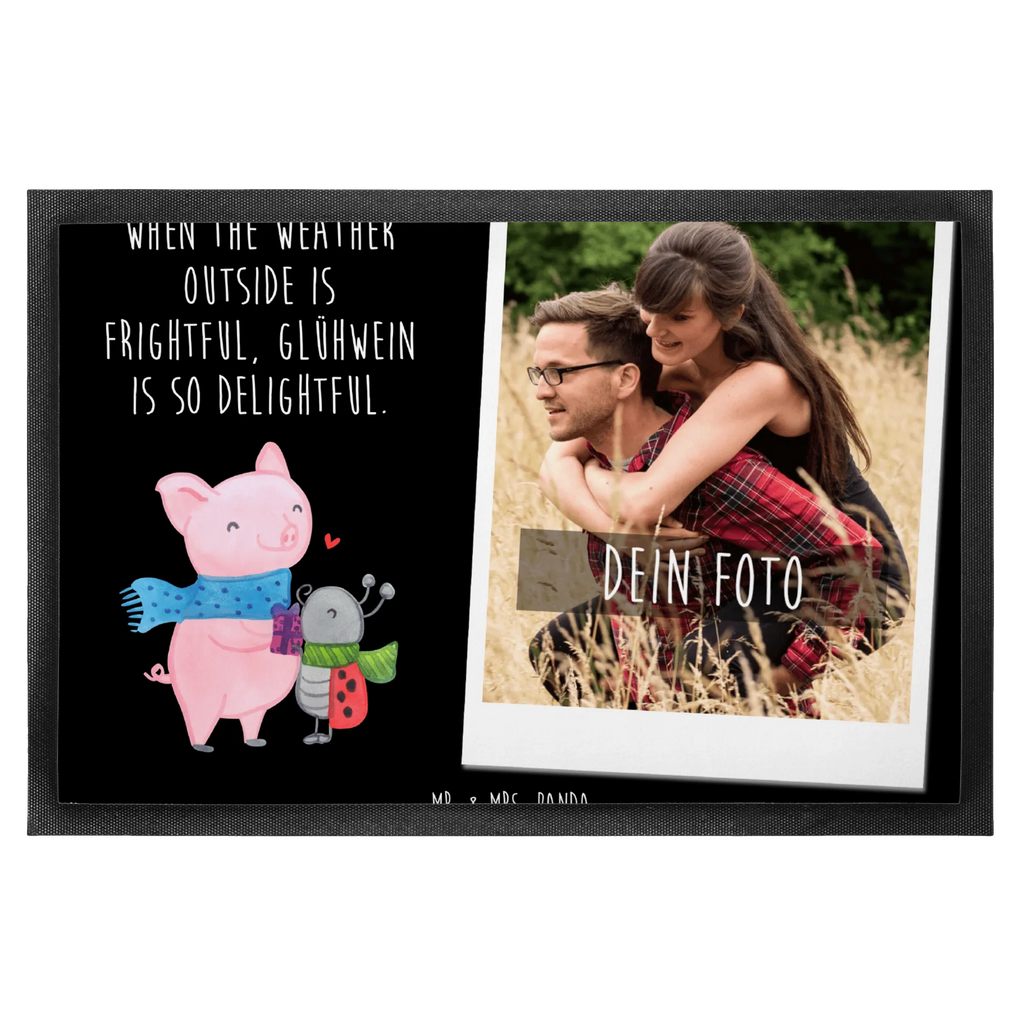 Personalisierte Foto Fußmatte Glühschwein Smörle Personalisierte Foto Fußmatte, Winter, Weihnachten, Weihnachtsdeko, Nikolaus, Advent, Heiligabend, Wintermotiv, Handgezeichnetes Glühschwein, Kreatives Glühschwein Design, Winterlicher Glühwein Spruch, Glühwein Liebhaber Geschenk, Herzliches Marienkäfer Motiv, Marienkäfer in Winterkleidung, Glühwein ist köstlich Spruch, Smörle der stolze Marienkäfer, Süßer Marienkäfer gibt Geschenk, Romantische Geschenkidee Glühwein