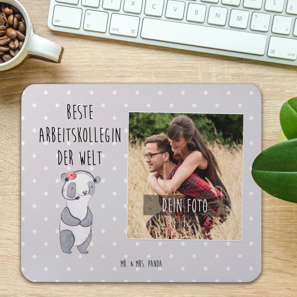 Personalisiertes Foto Mauspad Panda Beste Arbeitskollegin der Welt Personalisiertes Foto Mauspad, für, Dankeschön, Geschenk, Schenken, Geburtstag, Geburtstagsgeschenk, Geschenkidee, Danke, Bedanken, Mitbringsel, Freude machen, Geschenktipp, Arbeitskollegin, Kollegin, Freundin, Büro, Abschiedsgeschenk, Ruhestand, Arbeit, Mitarbeiterin, Berufsgenossin, Beruf