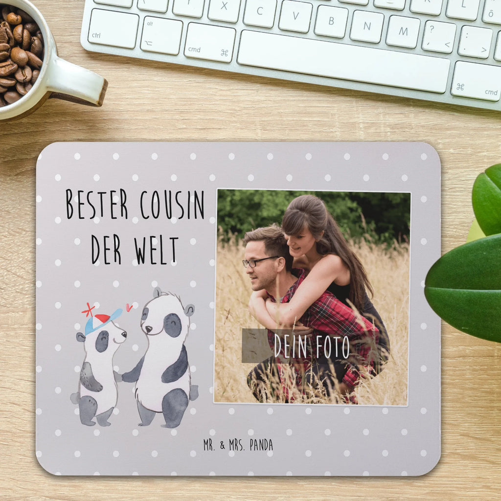 Personalisiertes Foto Mauspad Panda Bester Cousin der Welt Personalisiertes Foto Mauspad, für, Dankeschön, Geschenk, Schenken, Geburtstag, Geburtstagsgeschenk, Geschenkidee, Danke, Bedanken, Mitbringsel, Freude machen, Geschenktipp, Cousin, Kousin, Vetter, Sohn von Onkel, Sohn von Tante, Familie, Verwandtschaft, Cousine