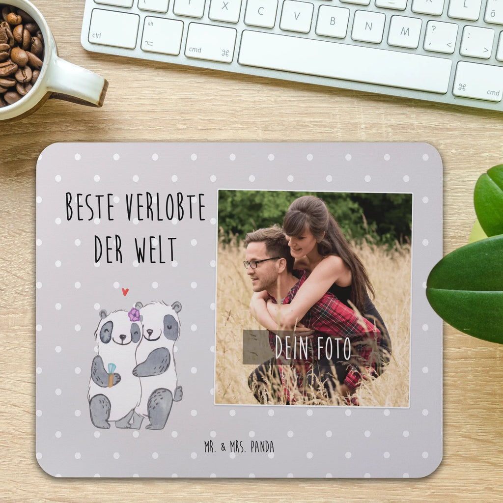 Personalisiertes Foto Mauspad Panda Beste Verlobte der Welt Personalisiertes Foto Mauspad, für, Dankeschön, Geschenk, Schenken, Geburtstag, Geburtstagsgeschenk, Geschenkidee, Danke, Bedanken, Mitbringsel, Freude machen, Geschenktipp, Verlobte, Verloben, Verlobung, Traumfrau, Frau, Freundin, Ehefrau, Zukünftige, Hochzeit, Ehe