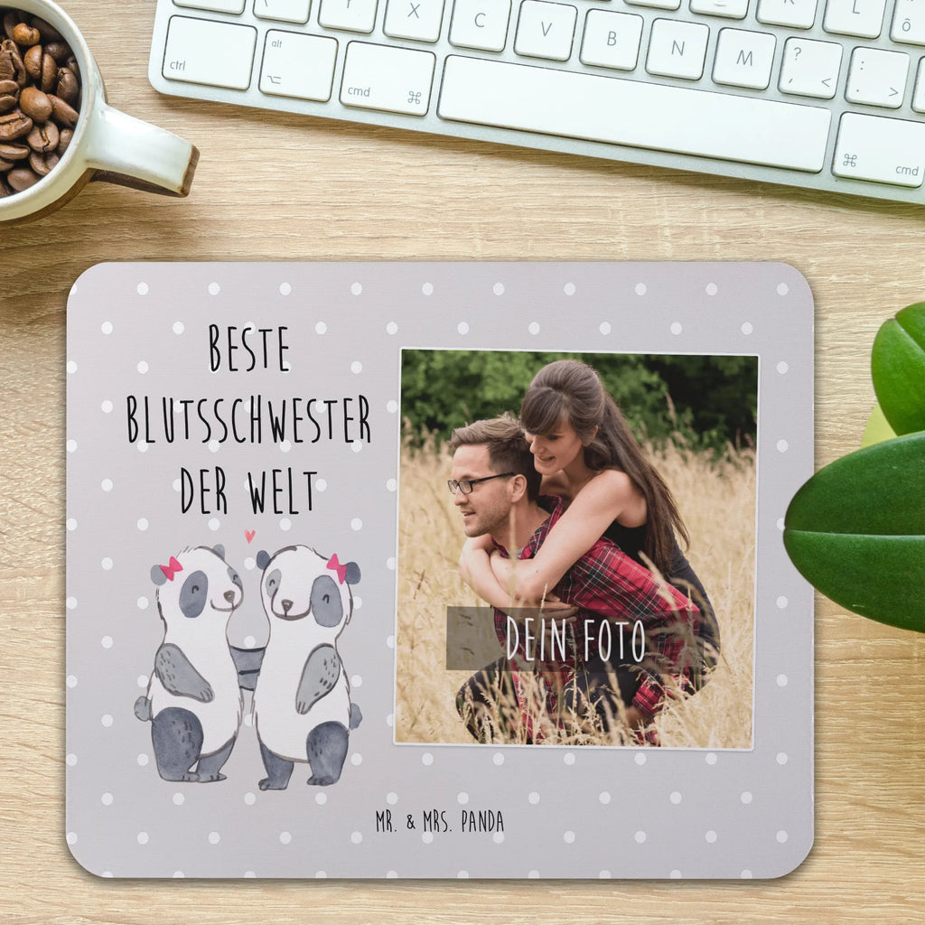 Personalisiertes Foto Mauspad Panda Beste Blutsschwester der Welt Personalisiertes Foto Mauspad, für, Dankeschön, Geschenk, Schenken, Geburtstag, Geburtstagsgeschenk, Geschenkidee, Danke, Bedanken, Mitbringsel, Freude machen, Geschenktipp, Blutsschwester, Blutsgeschwister, Freundin, Bae, Schwestern, Schwester, Geschwister, Schwesterherz, Sister, Familie, Kleinigkeit, Beste, Tochter, Liebe