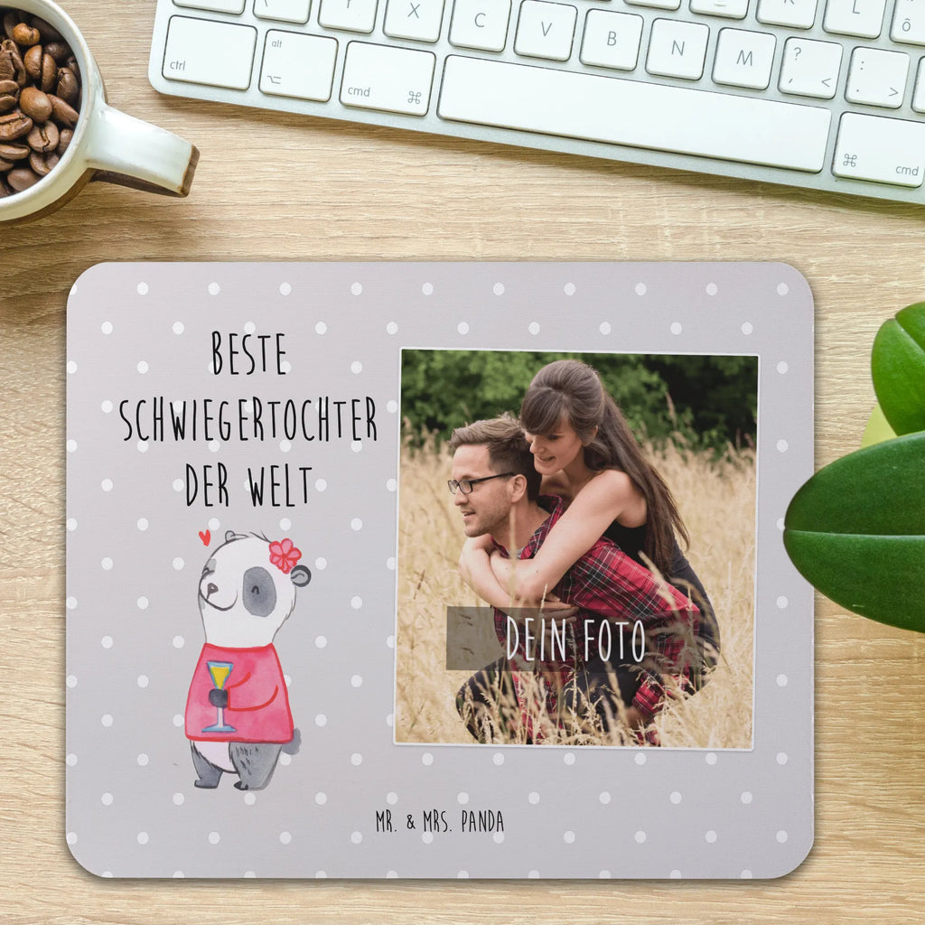 Personalisiertes Foto Mauspad Panda Beste Schwiegertochter der Welt Personalisiertes Foto Mauspad, für, Dankeschön, Geschenk, Schenken, Geburtstag, Geburtstagsgeschenk, Geschenkidee, Danke, Bedanken, Mitbringsel, Freude machen, Geschenktipp, Schwiegertochter, Tochter, Ehefrau des Sohns, Frau, angeheiratet, Hochzeit