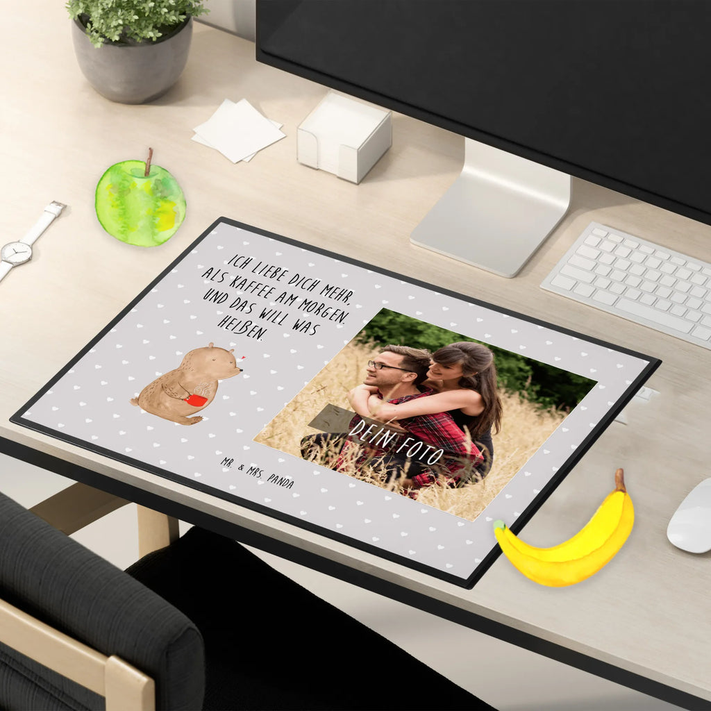 Personalisierte Foto Schreibtischunterlage Bär Morgenkaffee Personalisierte Foto Schreibtischunterlage, Liebe, Partner, Freund, Freundin, Ehemann, Ehefrau, Heiraten, Verlobung, Heiratsantrag, Liebesgeschenk, Jahrestag, Hocheitstag, Valentinstag, Geschenk für Frauen, Hochzeitstag, Mitbringsel, Geschenk für Freundin, Geschenk für Partner, Liebesbeweis, für Männer, für Ehemann