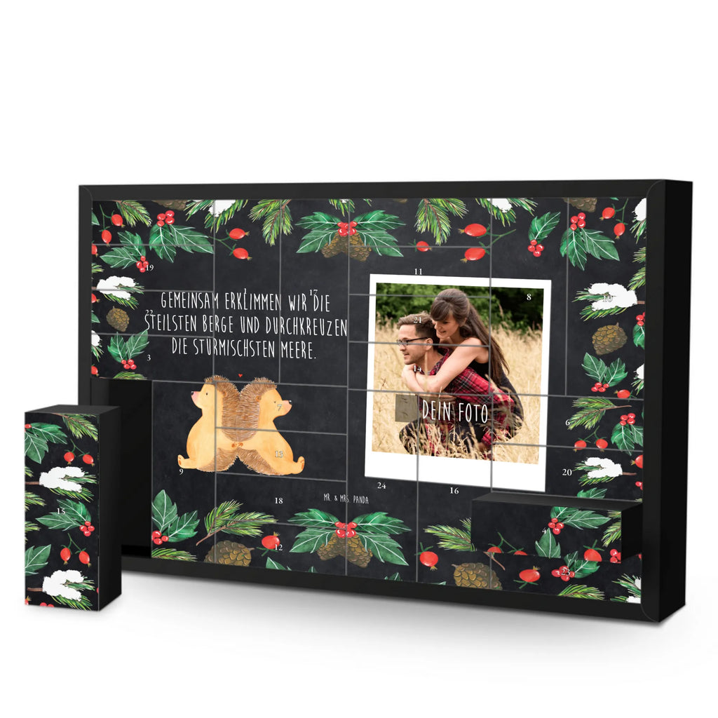 Personalisierter Befüllbarer Foto Adventskalender Igel händchenhaltend Personalisierter Befüllbarer Foto Adventskalender, Liebe, Partner, Freund, Freundin, Ehemann, Ehefrau, Heiraten, Verlobung, Heiratsantrag, Liebesgeschenk, Jahrestag, Hocheitstag, Igel, Igelliebe, Hand in Hand, Liebesbeweis, große Liebe, Liebesbotschaft, Hochzeit, Lieblingsmensch, Gemeinsamkeit, Love, Geschenk für zwei