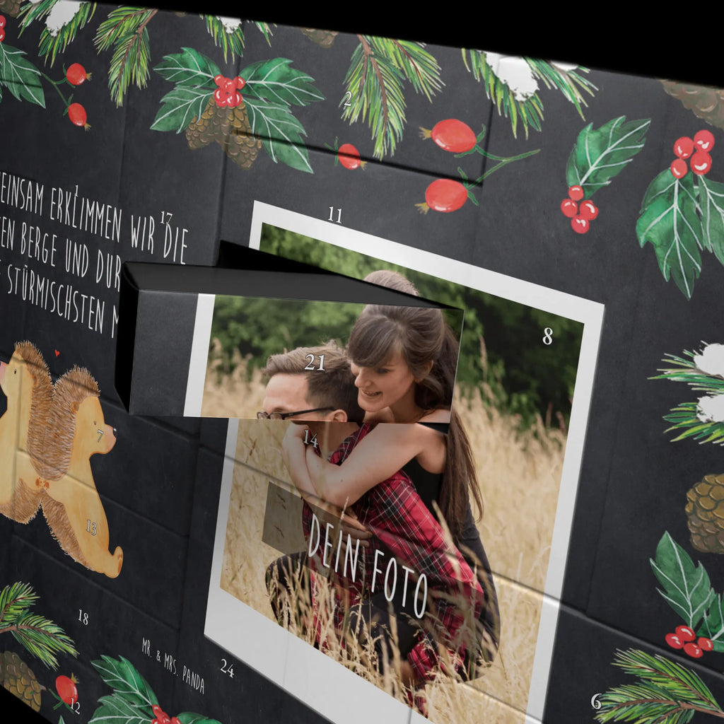 Personalisierter Befüllbarer Foto Adventskalender Igel händchenhaltend Personalisierter Befüllbarer Foto Adventskalender, Liebe, Partner, Freund, Freundin, Ehemann, Ehefrau, Heiraten, Verlobung, Heiratsantrag, Liebesgeschenk, Jahrestag, Hocheitstag, Igel, Igelliebe, Hand in Hand, Liebesbeweis, große Liebe, Liebesbotschaft, Hochzeit, Lieblingsmensch, Gemeinsamkeit, Love, Geschenk für zwei