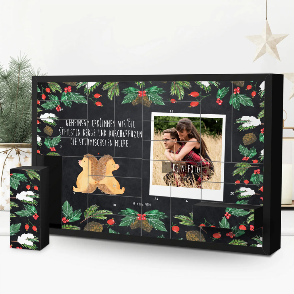 Personalisierter Befüllbarer Foto Adventskalender Igel händchenhaltend Personalisierter Befüllbarer Foto Adventskalender, Liebe, Partner, Freund, Freundin, Ehemann, Ehefrau, Heiraten, Verlobung, Heiratsantrag, Liebesgeschenk, Jahrestag, Hocheitstag, Igel, Igelliebe, Hand in Hand, Liebesbeweis, große Liebe, Liebesbotschaft, Hochzeit, Lieblingsmensch, Gemeinsamkeit, Love, Geschenk für zwei