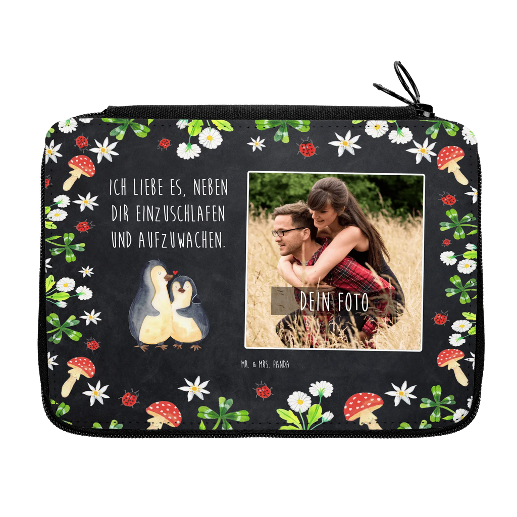 Personalisierte Foto Federmappe Pinguine Einschlafen Personalisierte Foto Federmappe, Liebe, Partner, Freund, Freundin, Ehemann, Ehefrau, Heiraten, Verlobung, Heiratsantrag, Liebesgeschenk, Jahrestag, Hocheitstag, Valentinstag, Geschenk für Frauen, Hochzeitstag, Mitbringsel, Geschenk für Freundin, Geschenk für Partner, Liebesbeweis, für Männer, für Ehemann