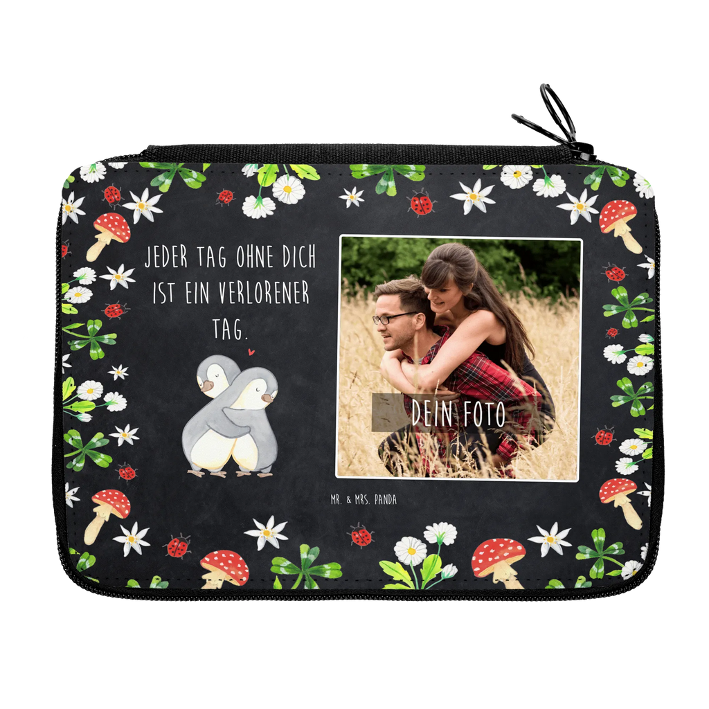 Personalisierte Foto Federmappe Pinguine Kuscheln Personalisierte Foto Federmappe, Liebe, Partner, Freund, Freundin, Ehemann, Ehefrau, Heiraten, Verlobung, Heiratsantrag, Liebesgeschenk, Jahrestag, Hocheitstag, Valentinstag, Geschenk für Frauen, Hochzeitstag, Mitbringsel, Geschenk für Freundin, Geschenk für Partner, Liebesbeweis, für Männer, für Ehemann