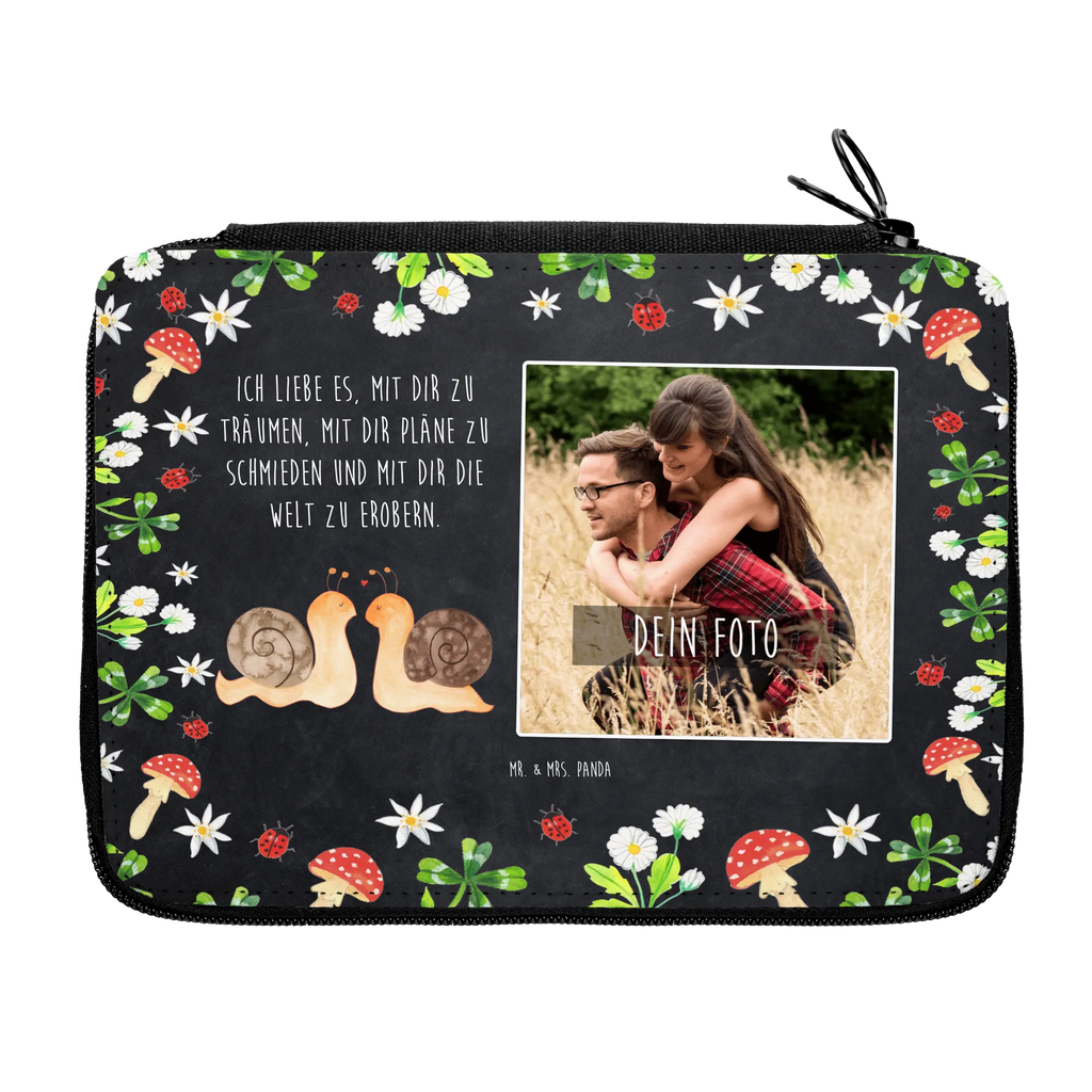 Personalisierte Foto Federmappe Schnecken Liebe Personalisierte Foto Federmappe, Liebe, Partner, Freund, Freundin, Ehemann, Ehefrau, Heiraten, Verlobung, Heiratsantrag, Liebesgeschenk, Jahrestag, Hocheitstag