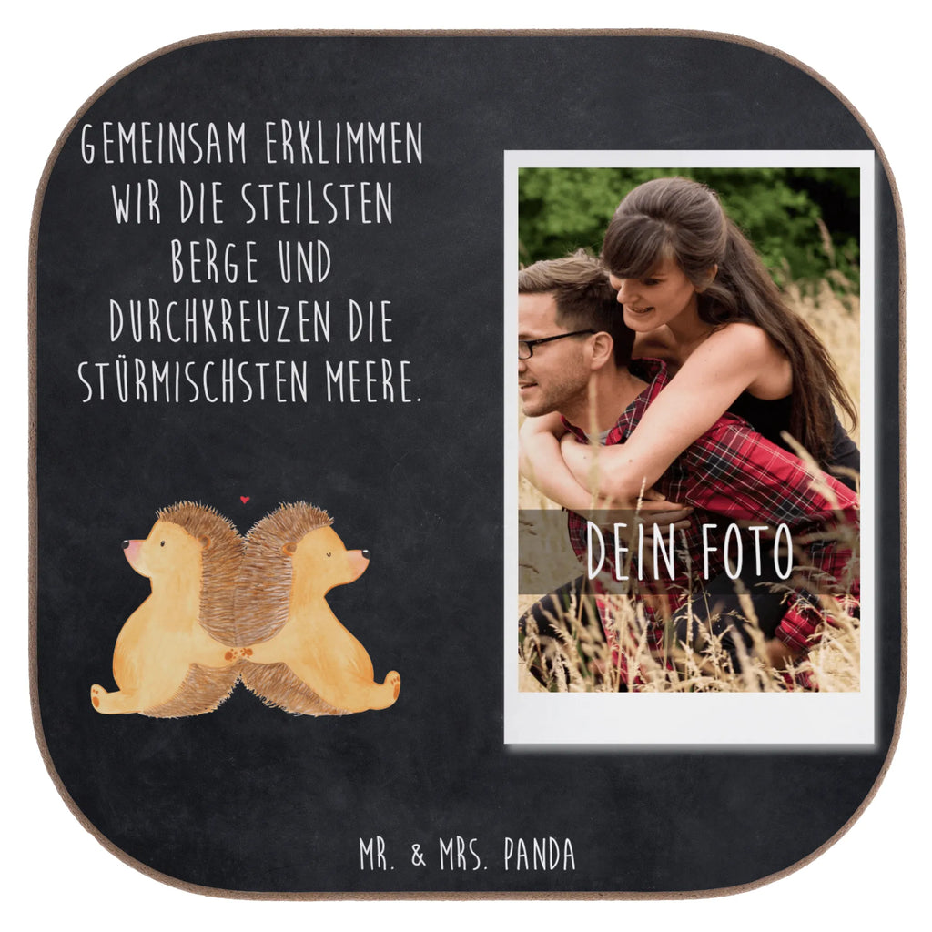 Personalisierter Foto Untersetzer Igel händchenhaltend Personalisierter Foto Untersetzer, Liebe, Partner, Freund, Freundin, Ehemann, Ehefrau, Heiraten, Verlobung, Heiratsantrag, Liebesgeschenk, Jahrestag, Hocheitstag, Igel, Igelliebe, Hand in Hand, Liebesbeweis, große Liebe, Liebesbotschaft, Hochzeit, Lieblingsmensch, Gemeinsamkeit, Love, Geschenk für zwei