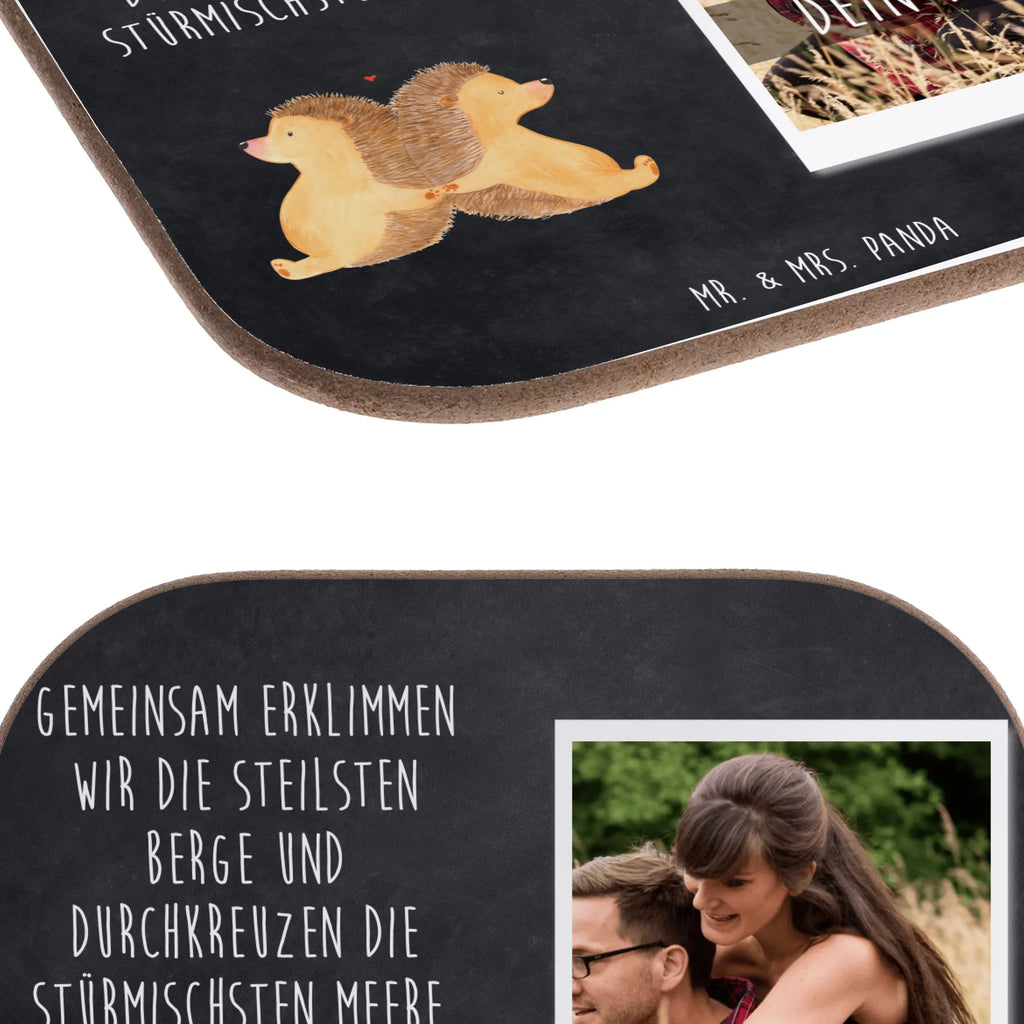 Personalisierter Foto Untersetzer Igel händchenhaltend Personalisierter Foto Untersetzer, Liebe, Partner, Freund, Freundin, Ehemann, Ehefrau, Heiraten, Verlobung, Heiratsantrag, Liebesgeschenk, Jahrestag, Hocheitstag, Igel, Igelliebe, Hand in Hand, Liebesbeweis, große Liebe, Liebesbotschaft, Hochzeit, Lieblingsmensch, Gemeinsamkeit, Love, Geschenk für zwei