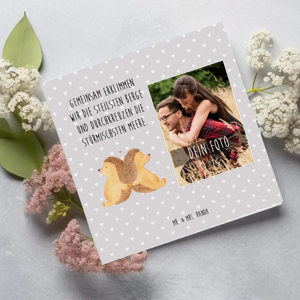 Personalisierte Foto Deluxe Karte Igel händchenhaltend Personalisierte Foto Grußkarte, Liebe, Partner, Freund, Freundin, Ehemann, Ehefrau, Heiraten, Verlobung, Heiratsantrag, Liebesgeschenk, Jahrestag, Hocheitstag, Igel, Igelliebe, Hand in Hand, Liebesbeweis, große Liebe, Liebesbotschaft, Hochzeit, Lieblingsmensch, Gemeinsamkeit, Love, Geschenk für zwei