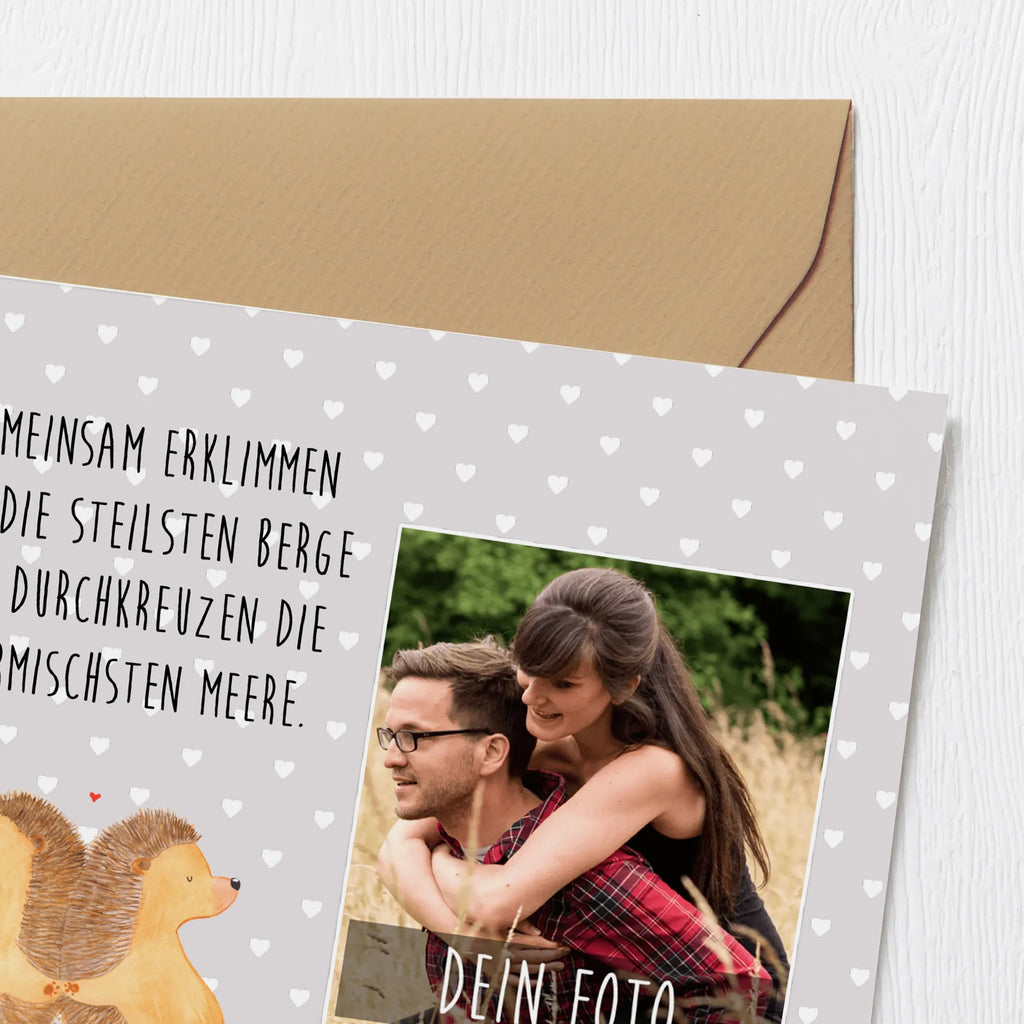 Personalisierte Foto Deluxe Karte Igel händchenhaltend Personalisierte Foto Grußkarte, Liebe, Partner, Freund, Freundin, Ehemann, Ehefrau, Heiraten, Verlobung, Heiratsantrag, Liebesgeschenk, Jahrestag, Hocheitstag, Igel, Igelliebe, Hand in Hand, Liebesbeweis, große Liebe, Liebesbotschaft, Hochzeit, Lieblingsmensch, Gemeinsamkeit, Love, Geschenk für zwei