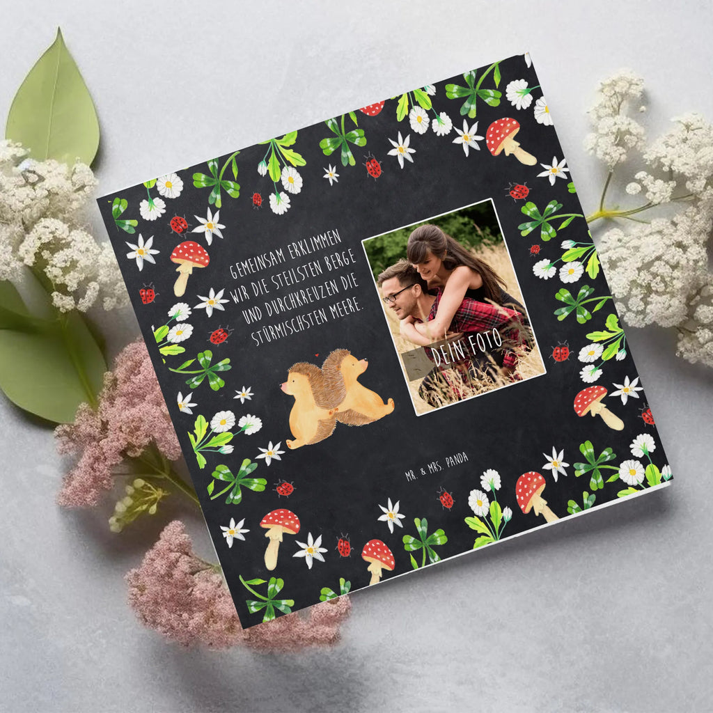 Personalisierte Foto Deluxe Karte Igel händchenhaltend Personalisierte Foto Grußkarte, Liebe, Partner, Freund, Freundin, Ehemann, Ehefrau, Heiraten, Verlobung, Heiratsantrag, Liebesgeschenk, Jahrestag, Hocheitstag, Igel, Igelliebe, Hand in Hand, Liebesbeweis, große Liebe, Liebesbotschaft, Hochzeit, Lieblingsmensch, Gemeinsamkeit, Love, Geschenk für zwei