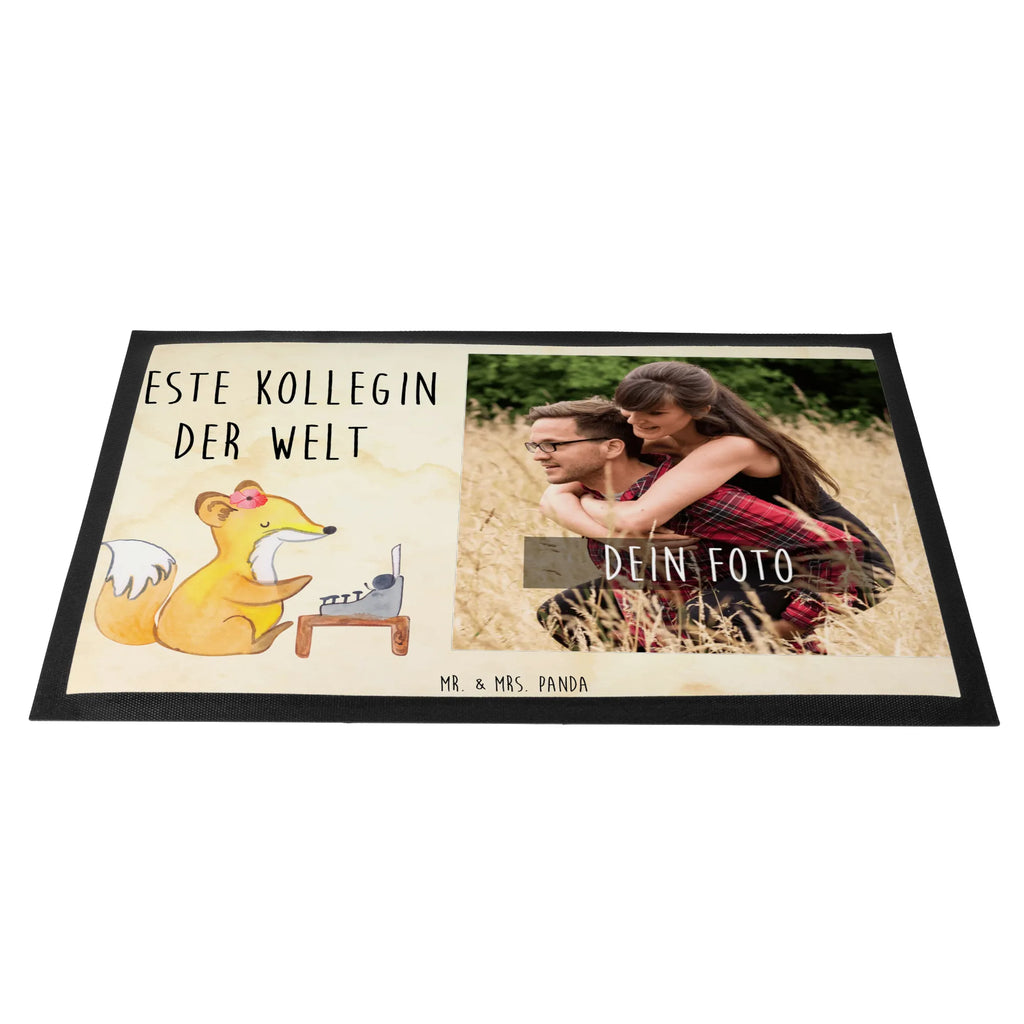 Personalisierte Foto Fußmatte Fuchs Beste Kollegin der Welt Personalisierte Foto Fußmatte, für, Dankeschön, Geschenk, Schenken, Geburtstag, Geburtstagsgeschenk, Geschenkidee, Danke, Bedanken, Mitbringsel, Freude machen, Geschenktipp, Arbeitskollegin, Kollegin, Freundin, Büro, Abschiedsgeschenk, Ruhestand, Arbeit, Mitarbeiterin, Berufsgenossin, Beruf