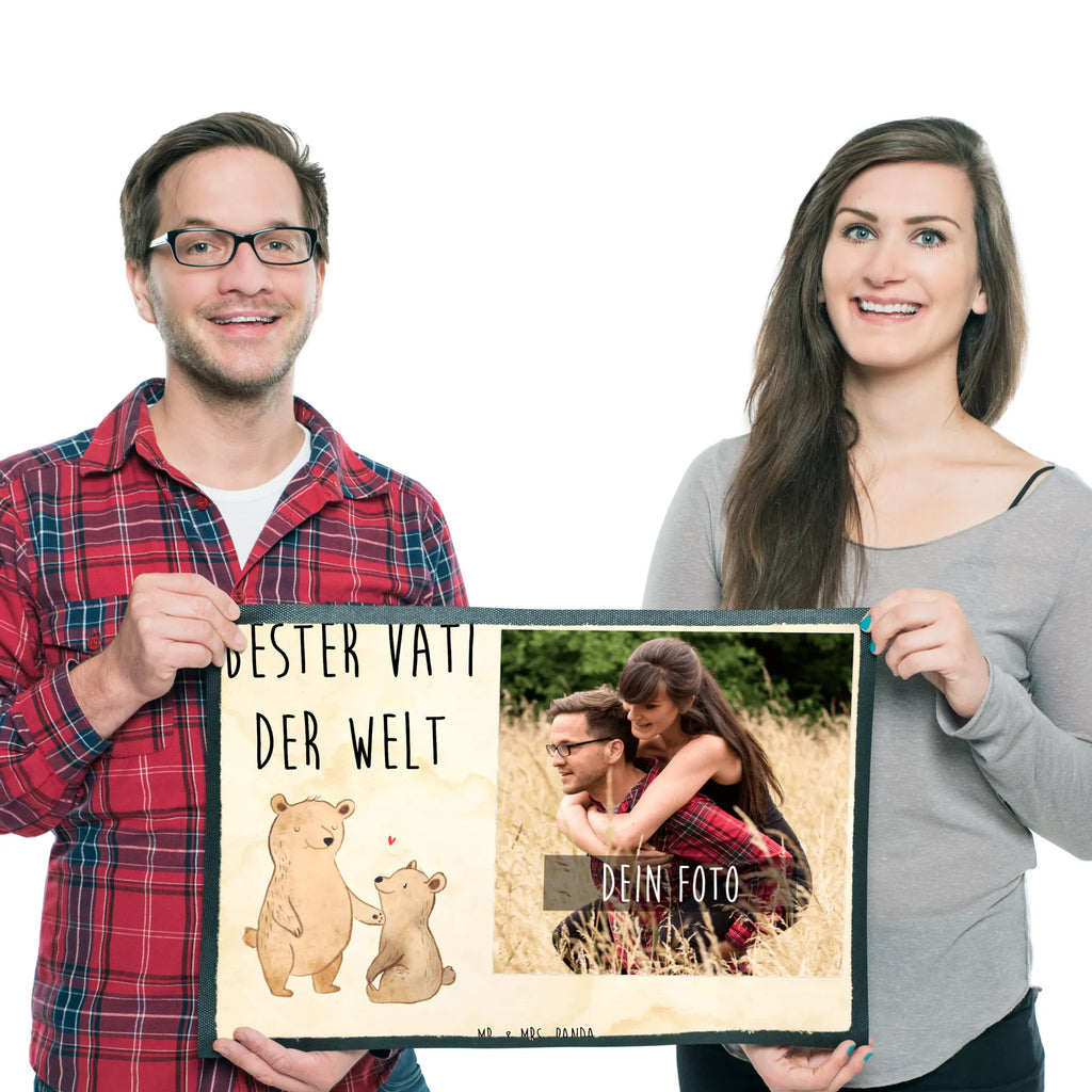 Personalisierte Foto Fußmatte Bär Bester Vati der Welt Personalisierte Foto Fußmatte, für, Dankeschön, Geschenk, Schenken, Geburtstag, Geburtstagsgeschenk, Geschenkidee, Danke, Bedanken, Mitbringsel, Freude machen, Geschenktipp, Vater, Papa, Dad, Daddy, Paps, Papi, Vati, Eltern, Geschenk Vater, Mann, Familie, Bester, Kleinigkeit