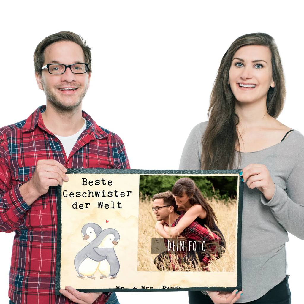 Personalisierte Foto Fußmatte Pinguin Beste Geschwister der Welt Personalisierte Foto Fußmatte, für, Dankeschön, Geschenk, Schenken, Geburtstag, Geburtstagsgeschenk, Geschenkidee, Danke, Bedanken, Mitbringsel, Freude machen, Geschenktipp, Geschwister, Geschwisterchen, Bruder, Schwester, Schwestern, Brüder, Familie, Nachwuchs