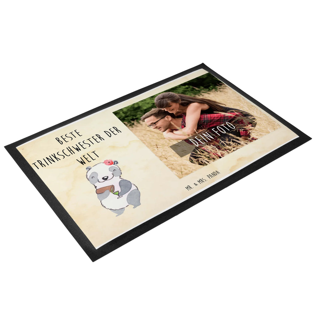 Personalisierte Foto Fußmatte Panda Beste Trinkschwester der Welt Personalisierte Foto Fußmatte, für, Dankeschön, Geschenk, Schenken, Geburtstag, Geburtstagsgeschenk, Geschenkidee, Danke, Bedanken, Mitbringsel, Freude machen, Geschenktipp, Trinkschwester, Saufschwester, Schwester, Sister, Freundin, Party, Bae, Trinken, Alkohol, Wochenende, Kleinigkeit, Sister from another Mister