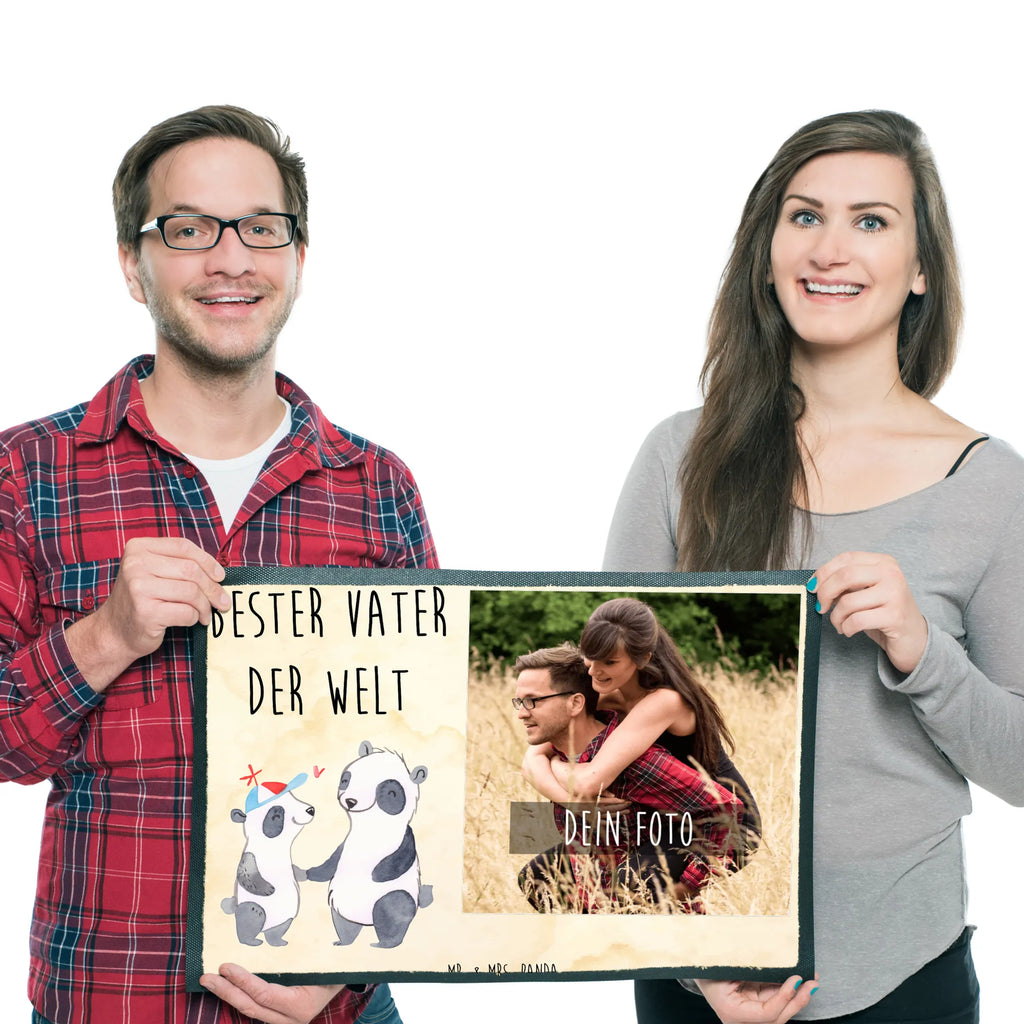 Personalisierte Foto Fußmatte Panda Bester Vater der Welt Personalisierte Foto Fußmatte, für, Dankeschön, Geschenk, Schenken, Geburtstag, Geburtstagsgeschenk, Geschenkidee, Danke, Bedanken, Mitbringsel, Freude machen, Geschenktipp, Vater, Papa, Dad, Daddy, Paps, Papi, Vati, Eltern, Geschenk Vater, Mann, Familie, Bester, Kleinigkeit