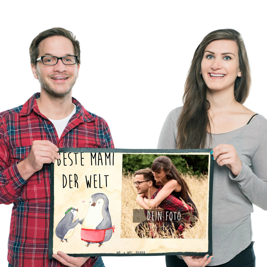 Personalisierte Foto Fußmatte Pinguin Beste Mami der Welt Personalisierte Foto Fußmatte, für, Dankeschön, Geschenk, Schenken, Geburtstag, Geburtstagsgeschenk, Geschenkidee, Danke, Bedanken, Mitbringsel, Freude machen, Geschenktipp, Mama, Mami, Mutter, Muttertag, Mutti, Ma, Tochter, Sohn, Beste Mama, Beste, Supermama