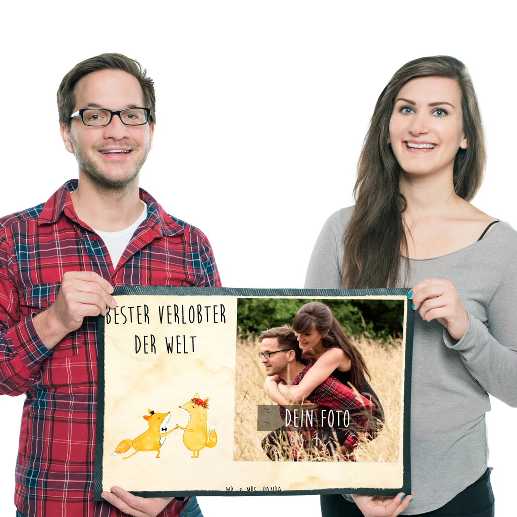 Personalisierte Foto Fußmatte Fuchs Bester Verlobter der Welt Personalisierte Foto Fußmatte, für, Dankeschön, Geschenk, Schenken, Geburtstag, Geburtstagsgeschenk, Geschenkidee, Danke, Bedanken, Mitbringsel, Freude machen, Geschenktipp, Verlobter, Verloben, Verlobung, Traummann, Mann, Freund, Ehemann, Zukünftiger, Hochzeit, Ehe