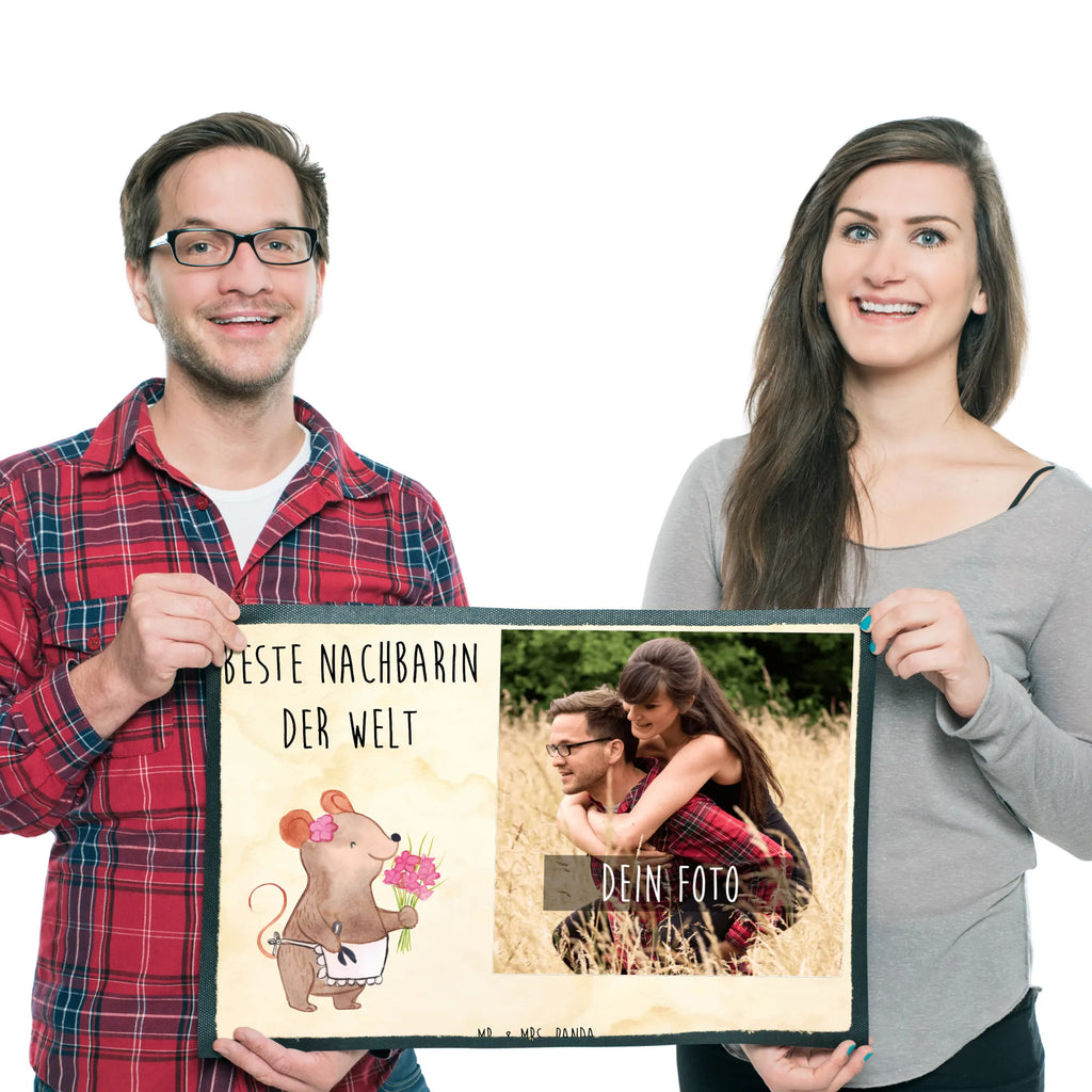 Personalisierte Foto Fußmatte Maus Beste Nachbarin der Welt Personalisierte Foto Fußmatte, für, Dankeschön, Geschenk, Schenken, Geburtstag, Geburtstagsgeschenk, Geschenkidee, Danke, Bedanken, Mitbringsel, Freude machen, Geschenktipp, Nachbarin, Nachbarn, Nachbarschaft, Freundin, Angrenzer, Anwohnerin, Bewohnerin, Freundschaft