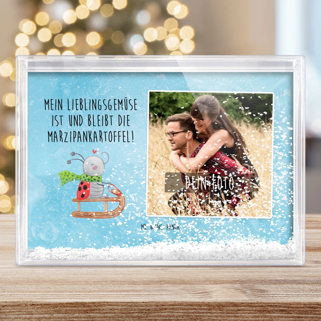 Schüttelrahmen mit Foto Smörle Rodeln Schüttelrahmen mit Foto, Rahmen mit Foto, Bilderrahmen mit Foto, Orginalles Fotogeschenk, Fotogeschenk, Fotogeschenke, Winter, Weihnachten, Weihnachtsdeko, Nikolaus, Advent, Heiligabend, Wintermotiv, Schlittenfahren, Smörle, Marzipan